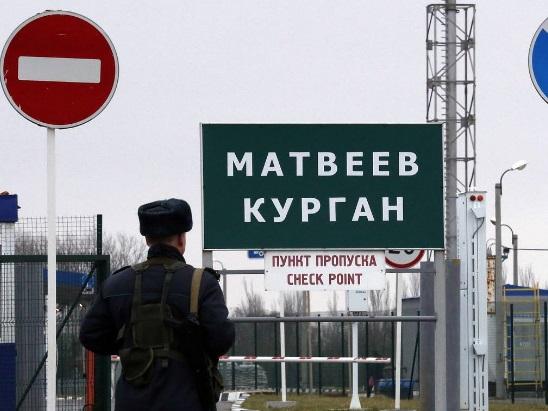 Сотрудники таможни в Таганроге пропустили через границу Волгу с оружием в багажнике.